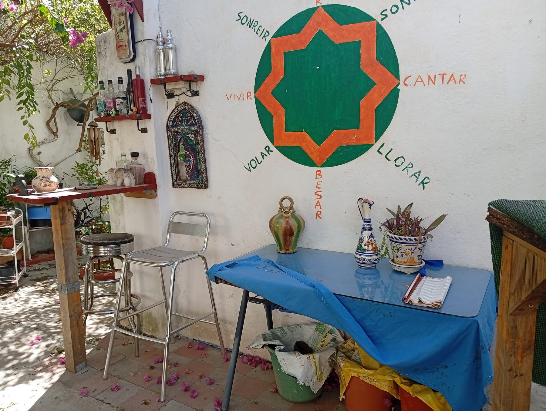 Patio interior con mesa y decoración